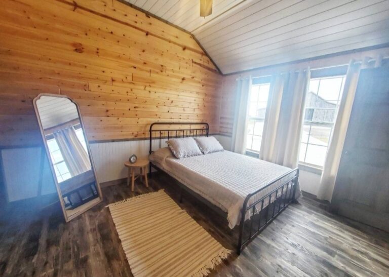 Derksen cabins at Tiny Hive Giddings