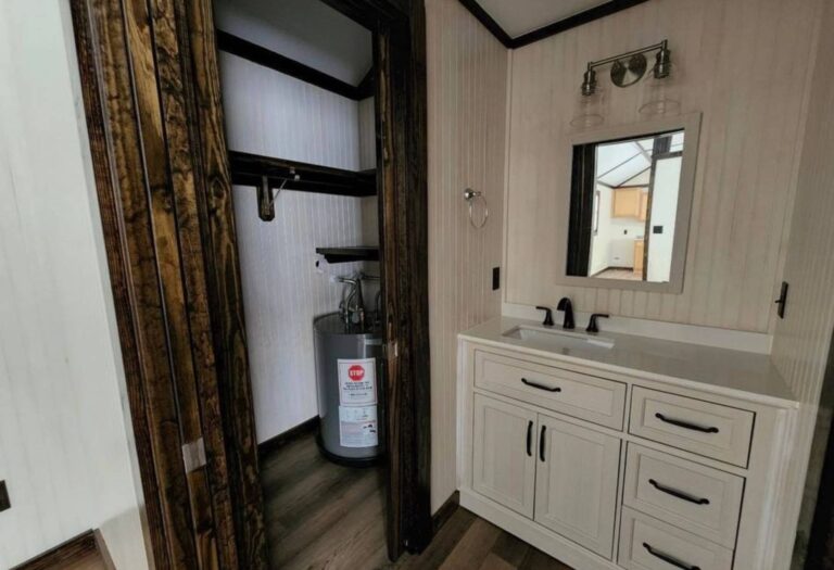 Hunting Cabin at Tiny Hive Giddings, TX